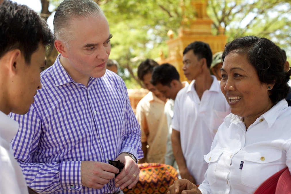 International Co-Prosecutor Andrew Cayley meets with Khmer Krom survivors at a forum organized by DC-Cam in June 2010 (Photo by Rothany Srun).